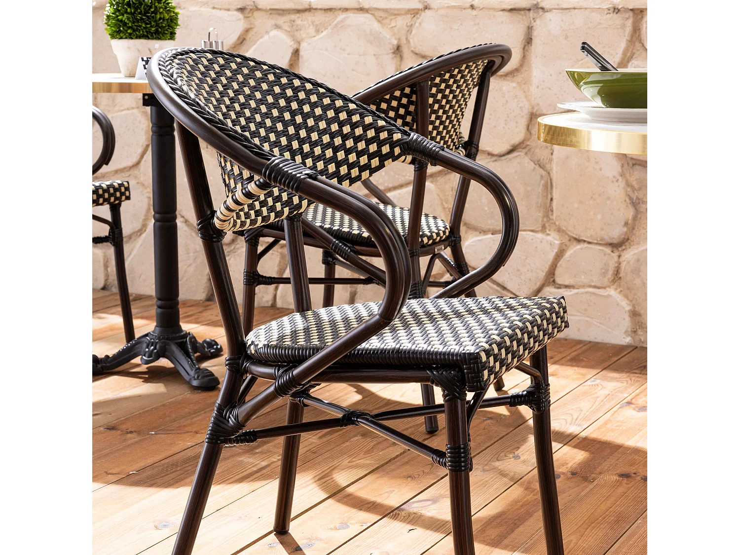 Table de terrasse 60cm inclinable marbre blanc et 2 chaises noires