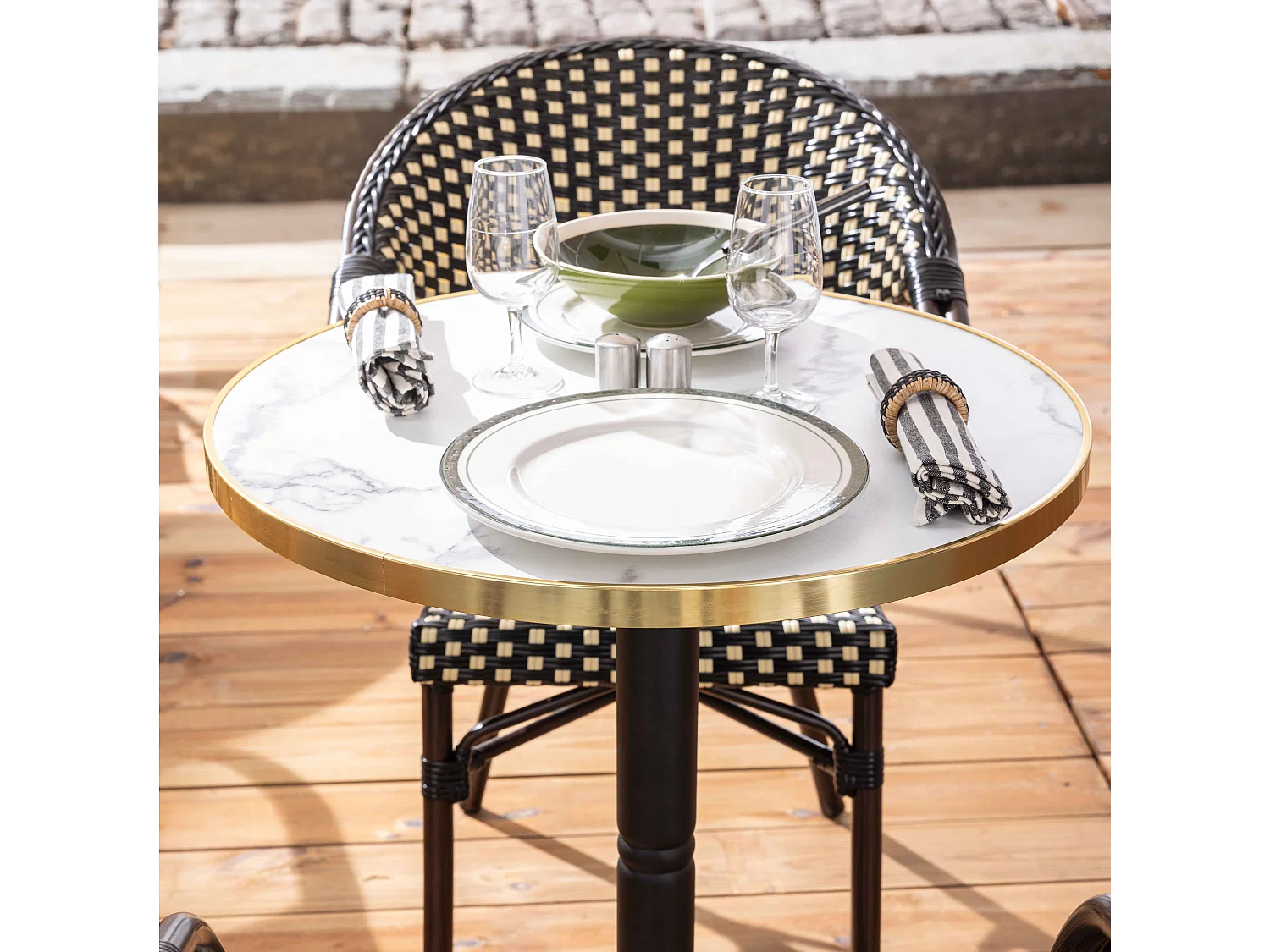 Table de terrasse 60cm inclinable marbre blanc et 2 chaises noires
