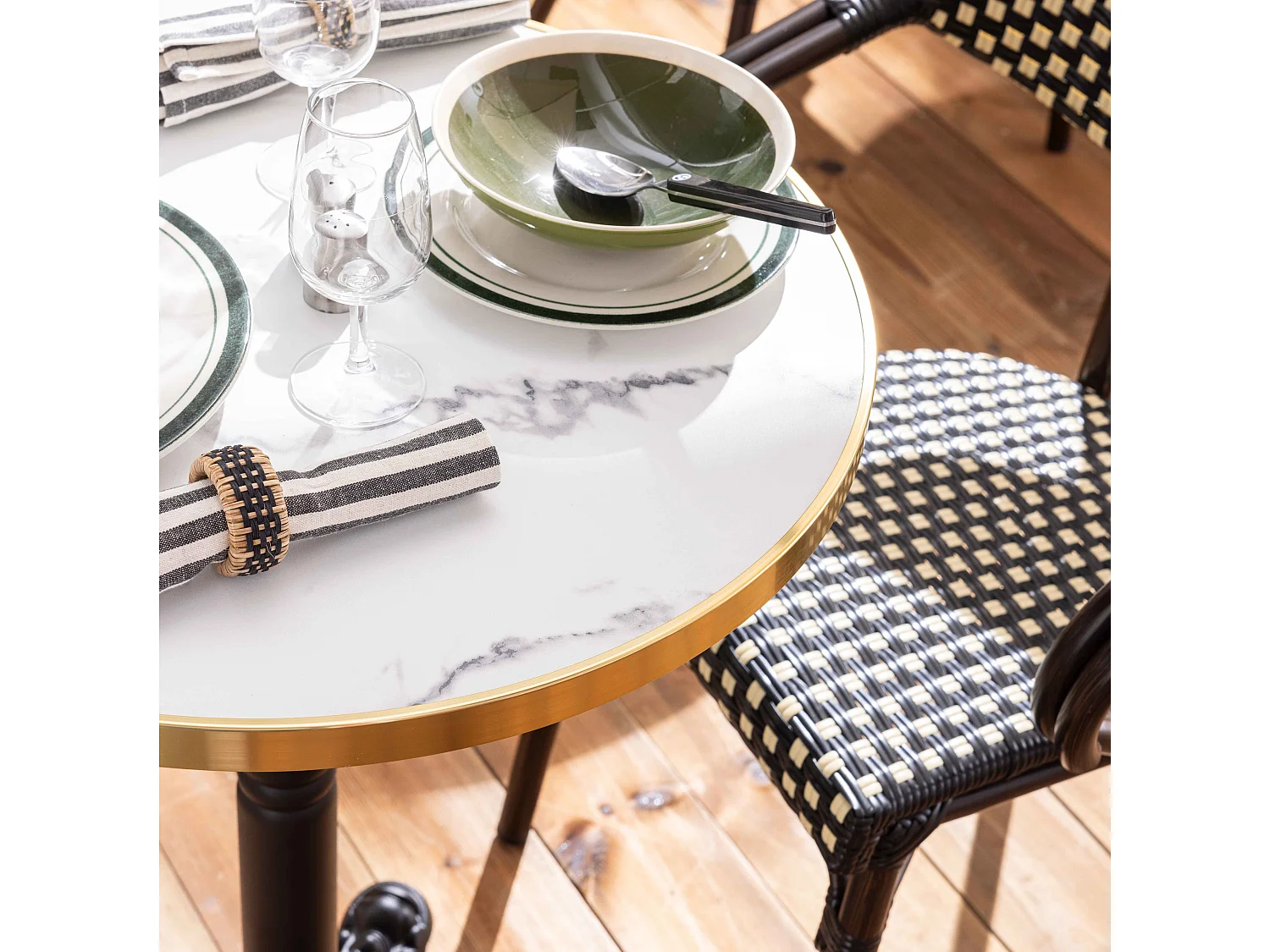 Table de terrasse 60cm inclinable marbre blanc et 2 chaises noires