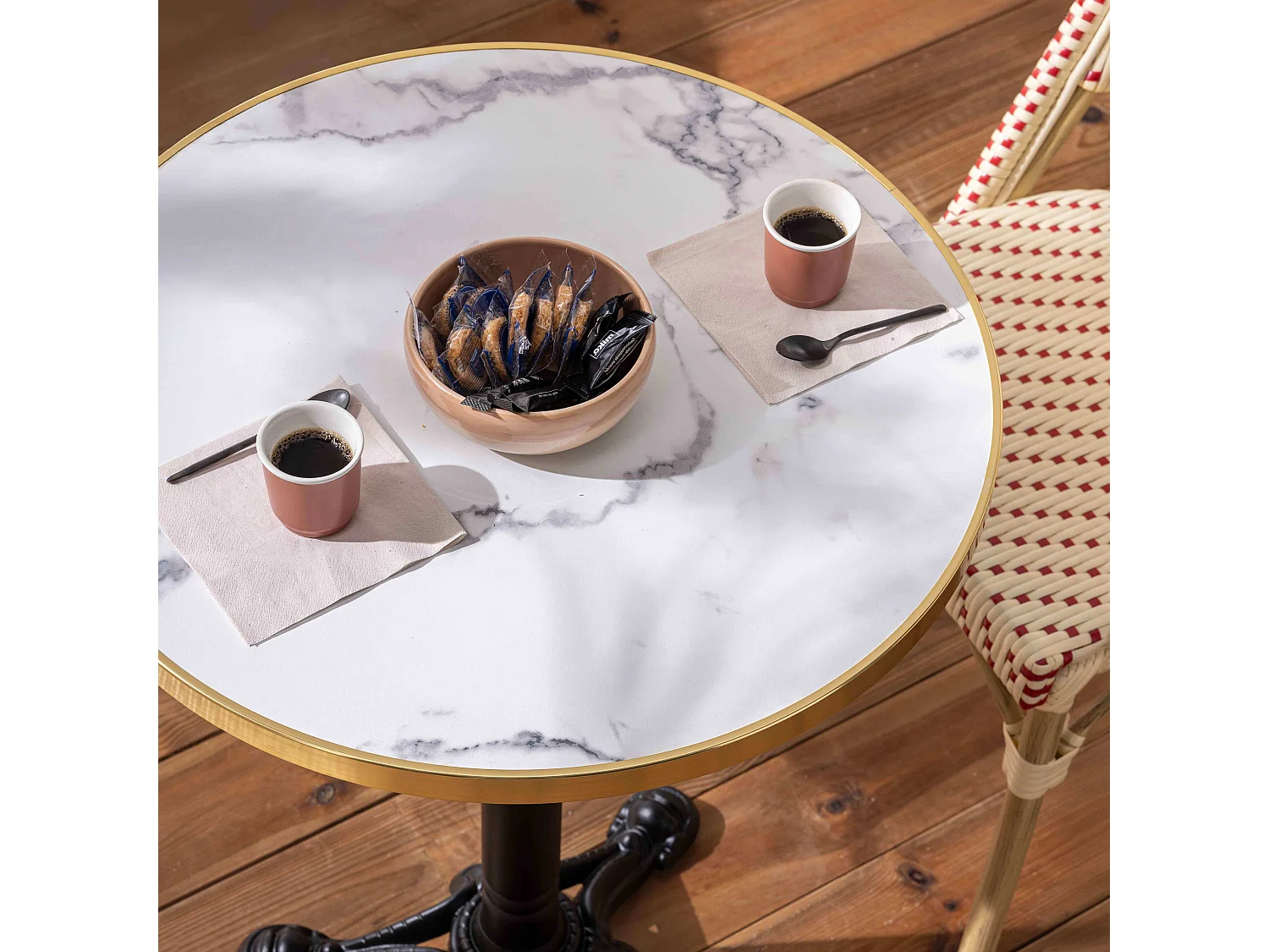 Table de terrasse 60cm inclinable marbre blanc et 2 chaises rouge