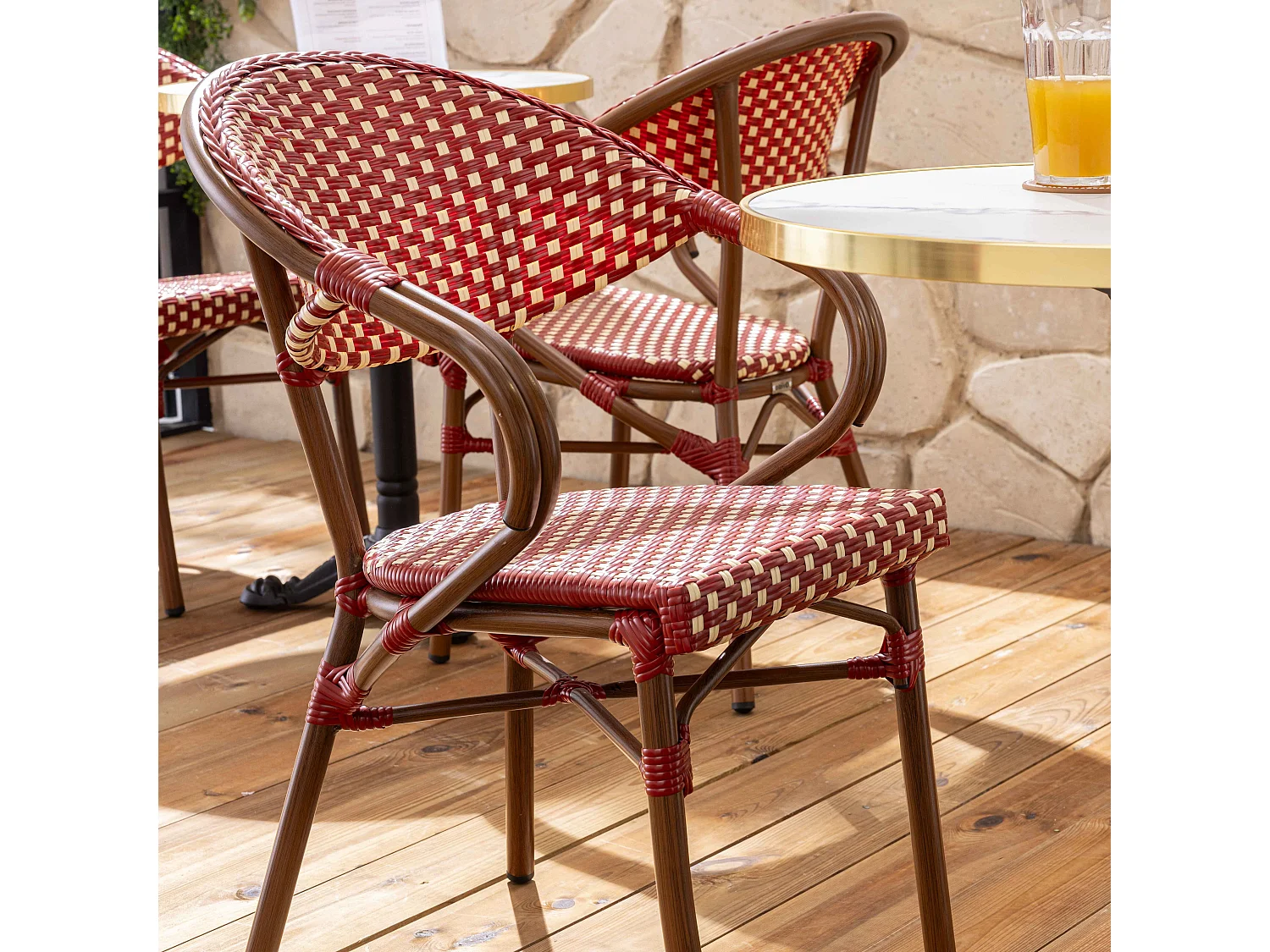 Table de terrasse 60cm inclinable marbre blanc et 2 chaises rouge