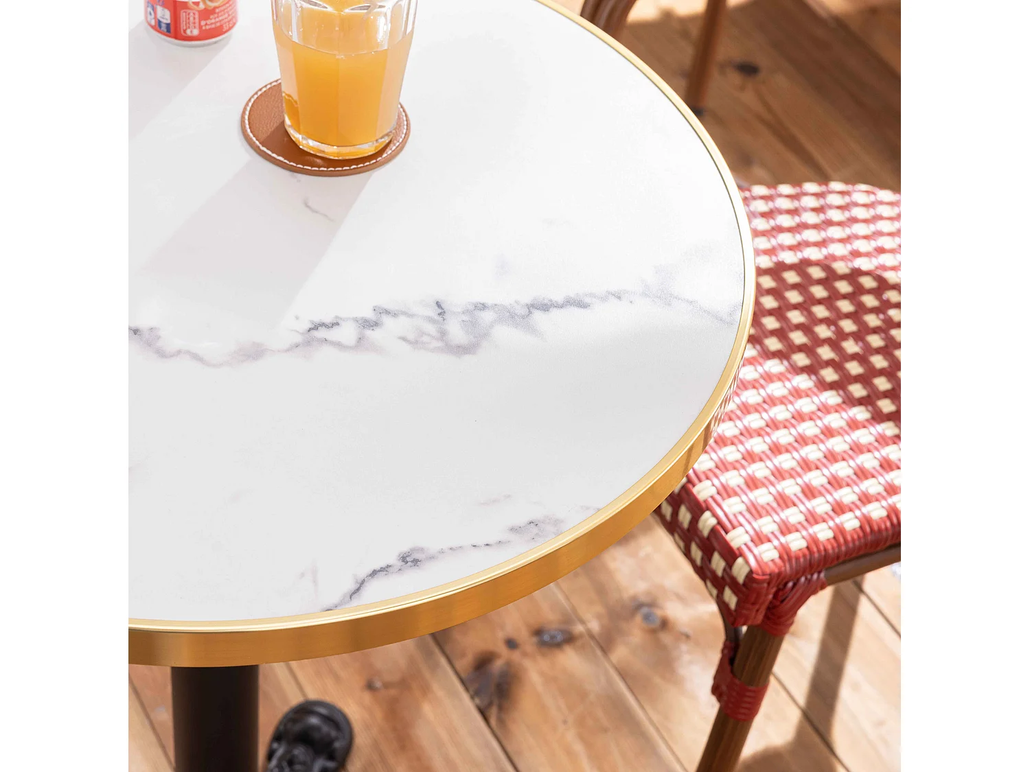 Witte marmeren terrastafel van 60 cm en 2 rode stoelen