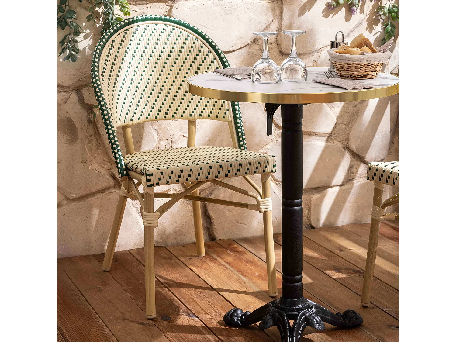 Witte marmeren liggende terrastafel van 60 cm en 2 groene stoelen