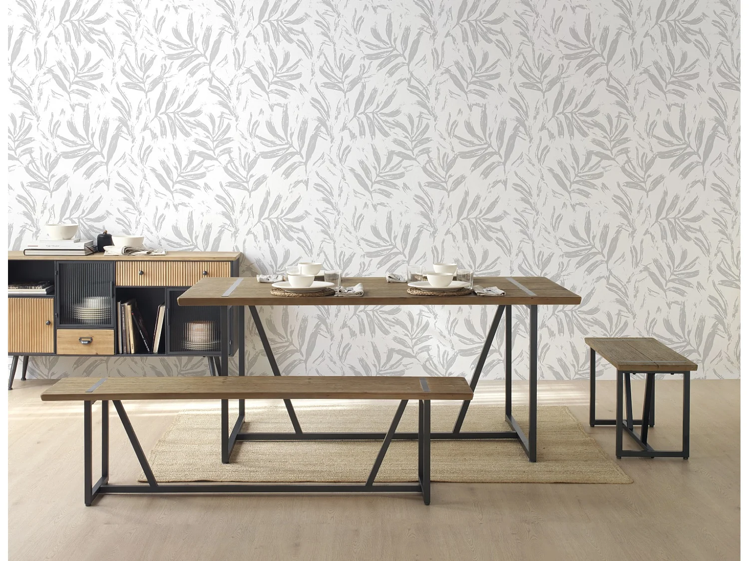 Kleine metalen bank met houten zitting