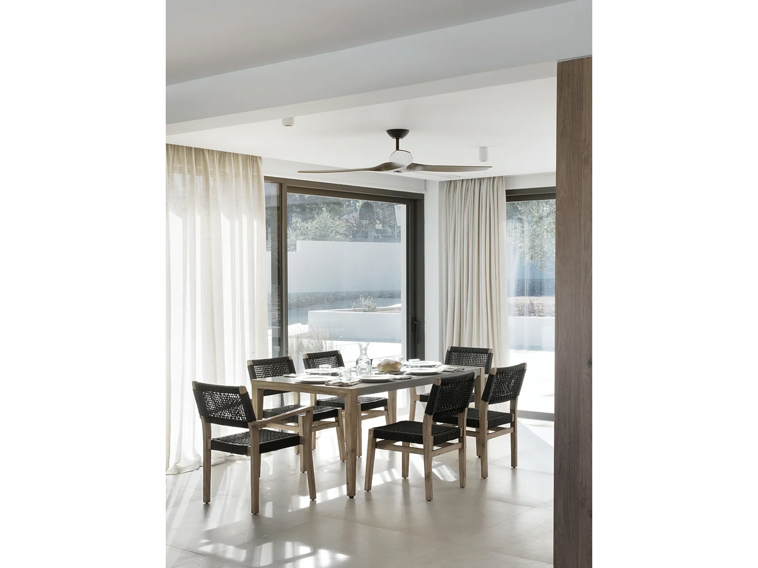 Tavolo in legno di acacia con piano in cemento grigio chiaro 160x90 cm