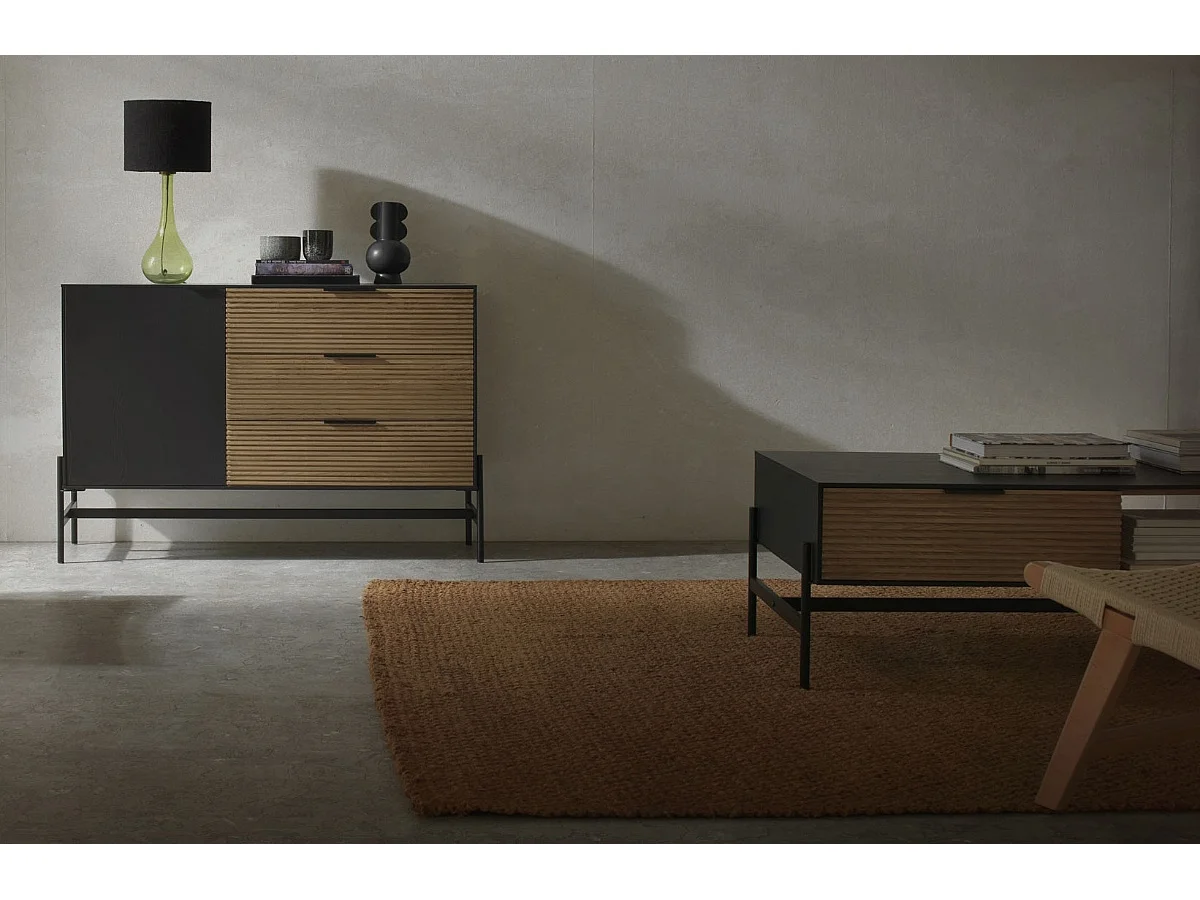 Mesa de centro chapada en fresno color negro y patas metálicas negras