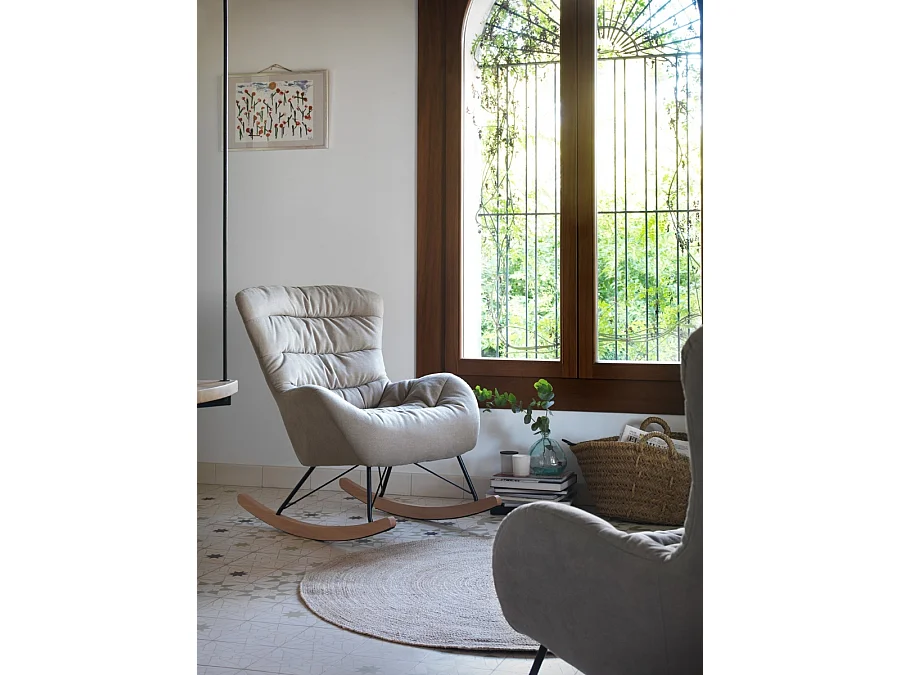 Fauteuil à bascule en beige, pieds en métal et piétement luge en hêtre