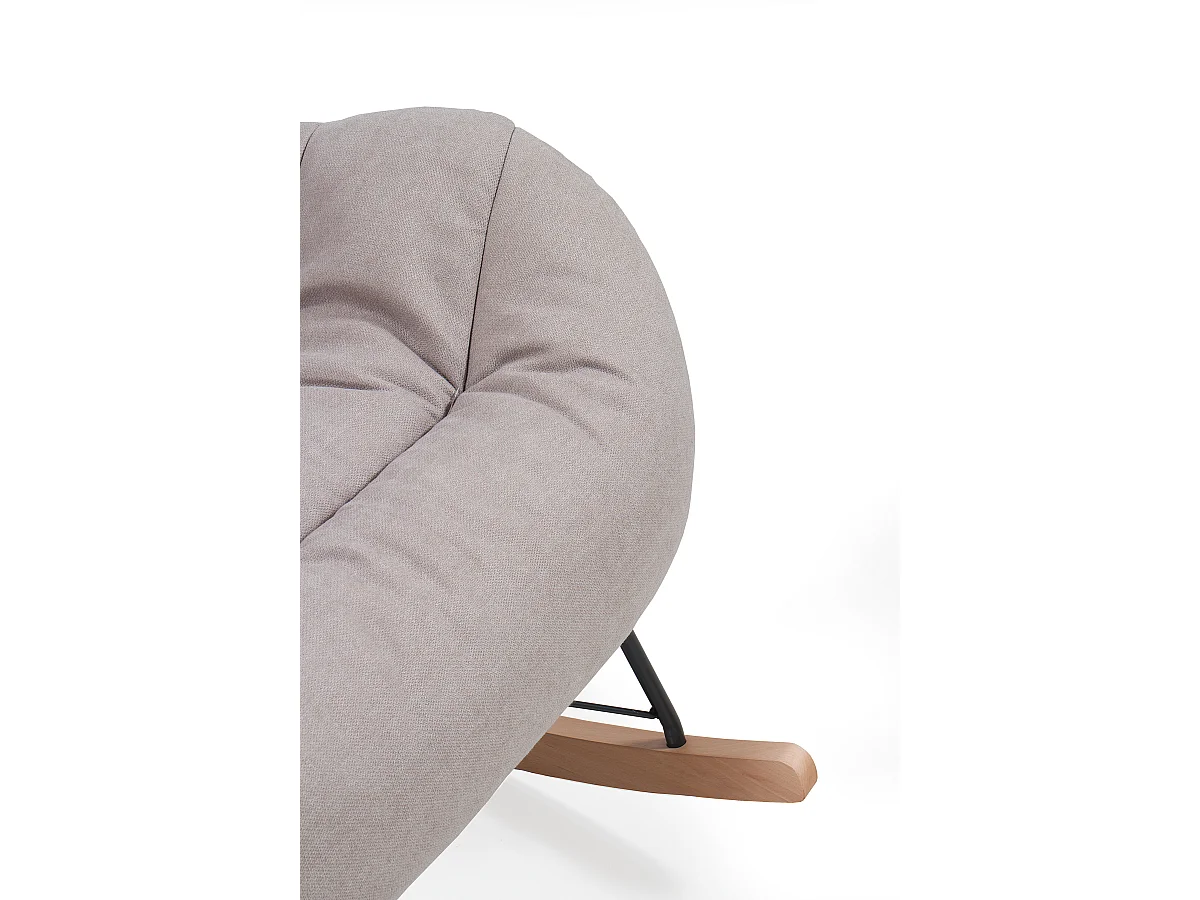 Beige schommelstoel, metalen poten en sledeonderstel van beukenhout