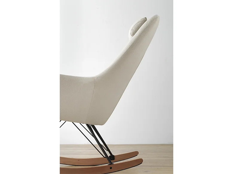 Fauteuil à bascule tapissé, pieds en métal et piétement luge en hêtre