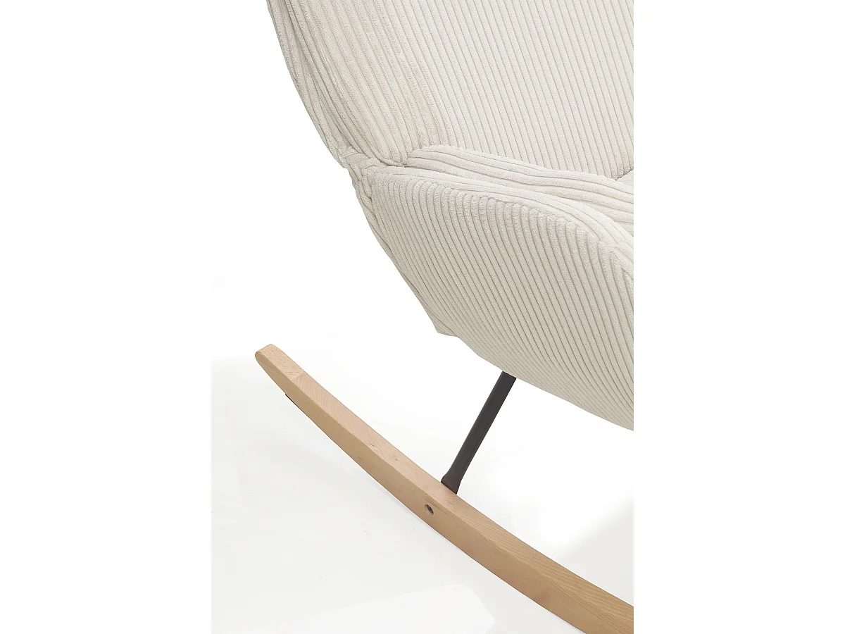 Cadeira de baloiço estofada a bombazina branca, pernas metálicas e base em trenó de madeira de faia.