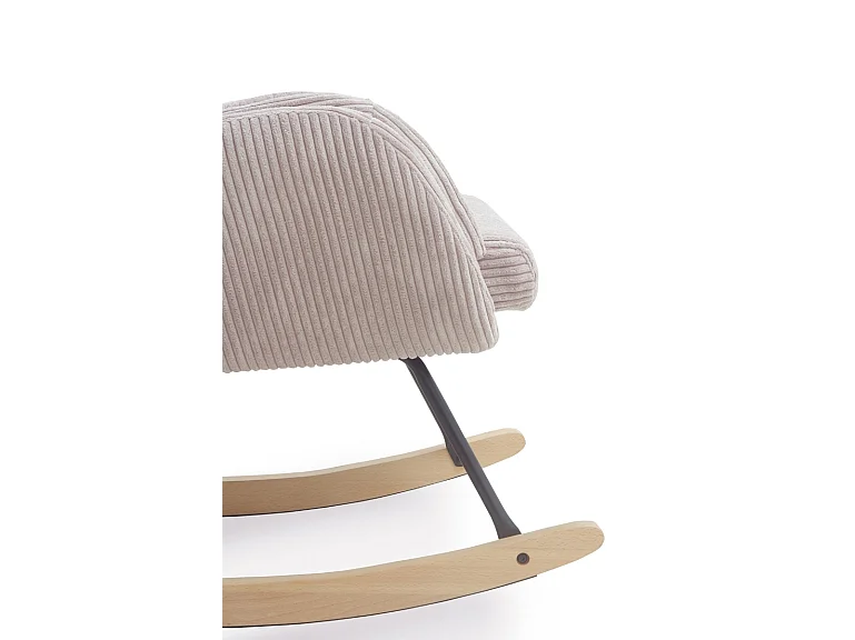 Sedia a dondolo imbottita, gambe in metallo e base a slitta in legno.