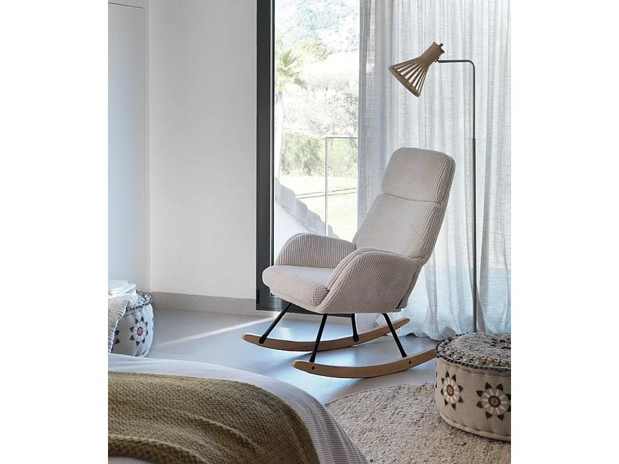 Lavendelroze schommelstoel, metalen poten en beukenhout