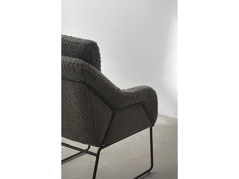 Fauteuil tapissé gris avec pieds en métal noir