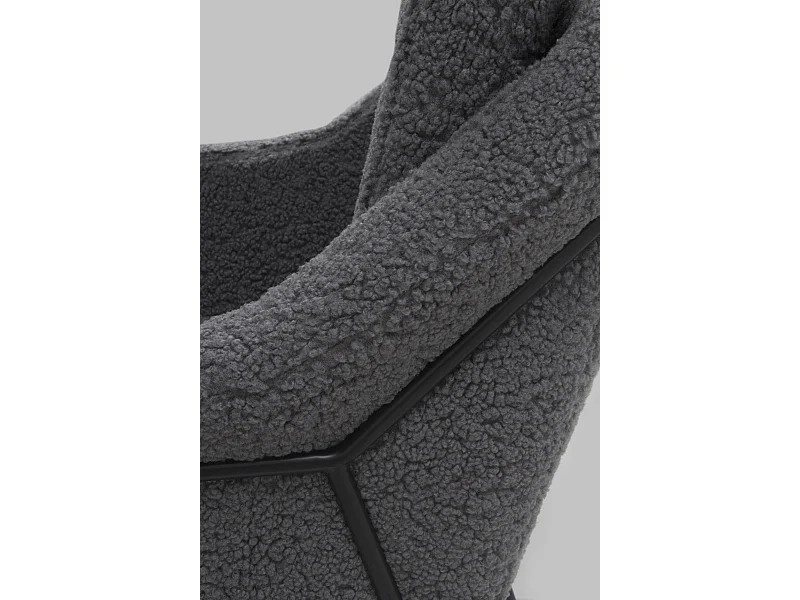 Fauteuil tapissé gris avec pieds en métal noir