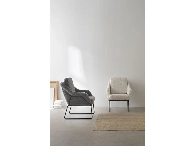 Fauteuil tapissé gris avec pieds en métal noir