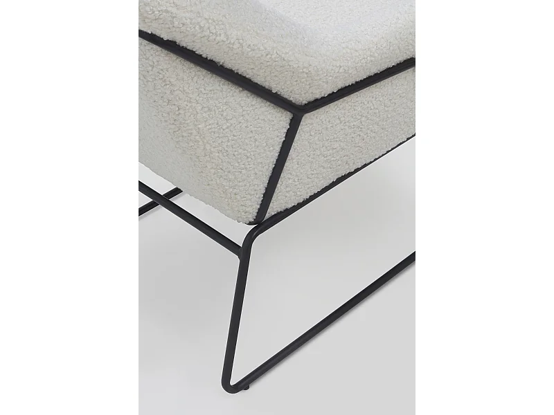 Cadeirão estofado branco com pernas metálicas pretas