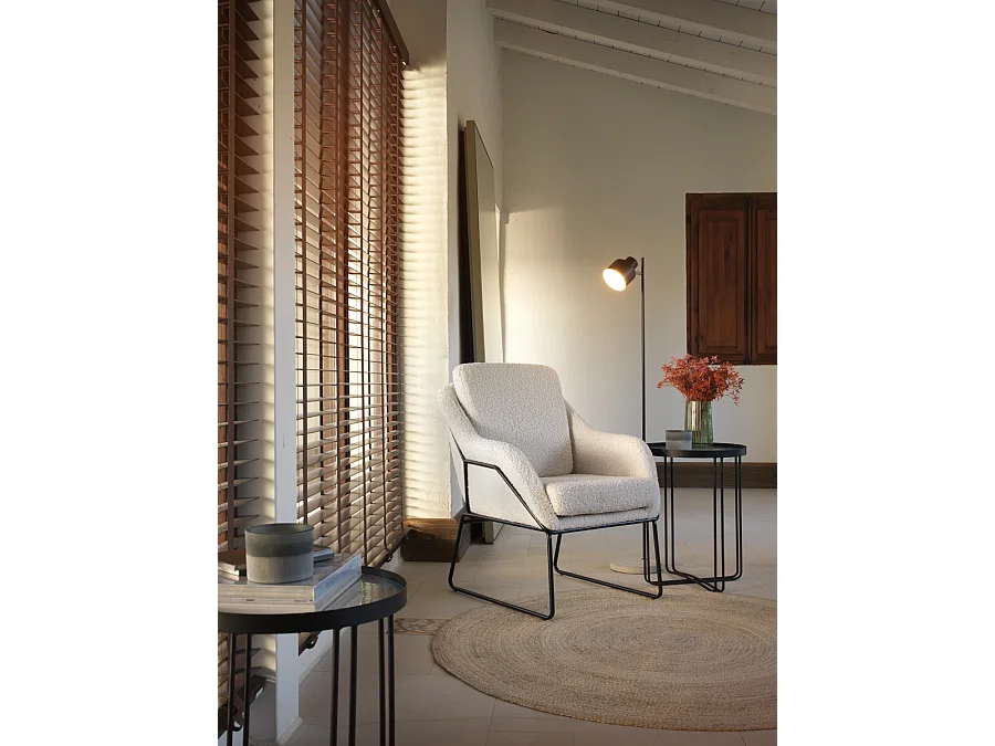 Fauteuil tapissé blanc, pieds en métal noir