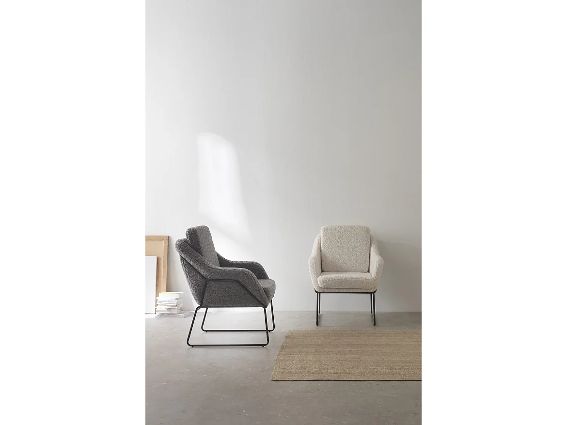 Fauteuil tapissé blanc, pieds en métal noir