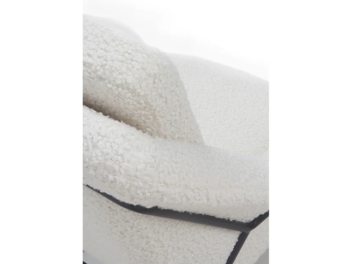 Fauteuil tapissé blanc, pieds en métal noir