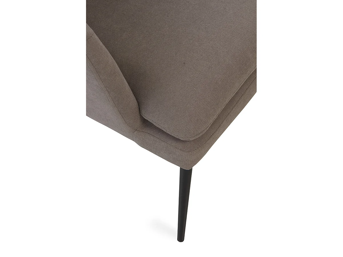 Taupekleurige gestoffeerde fauteuil met zwart kussen en zwarte metalen poten