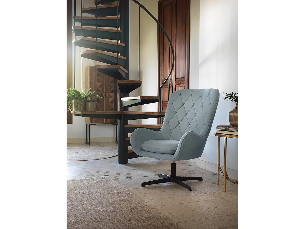 Draaifauteuil met lichtblauwe bekleding en metalen poten