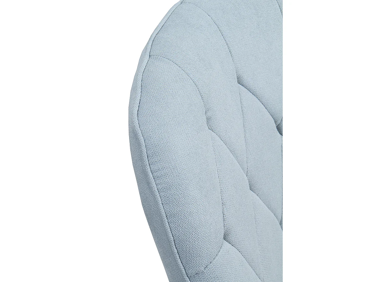 Draaifauteuil met lichtblauwe bekleding en metalen poten