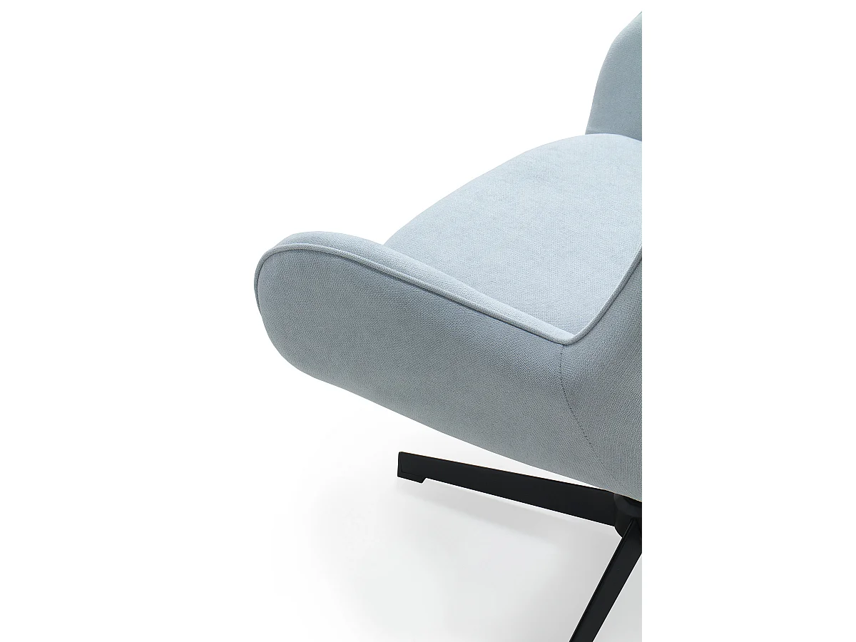 Draaifauteuil met lichtblauwe bekleding en metalen poten