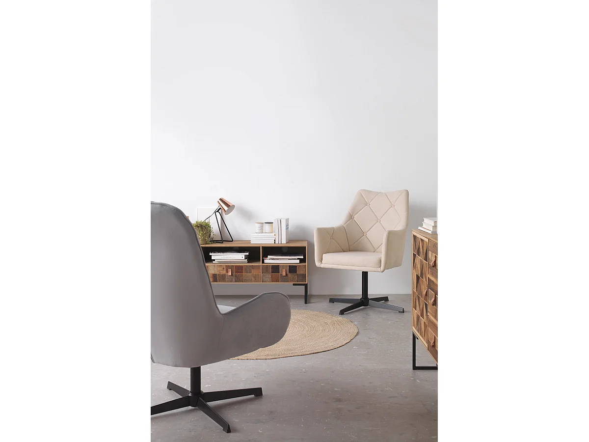 Draaifauteuil bekleed in crème met metalen poten