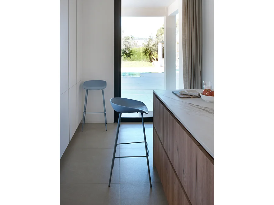 Lot de 2 tabourets en polypropylène bleu clair avec pieds en métal