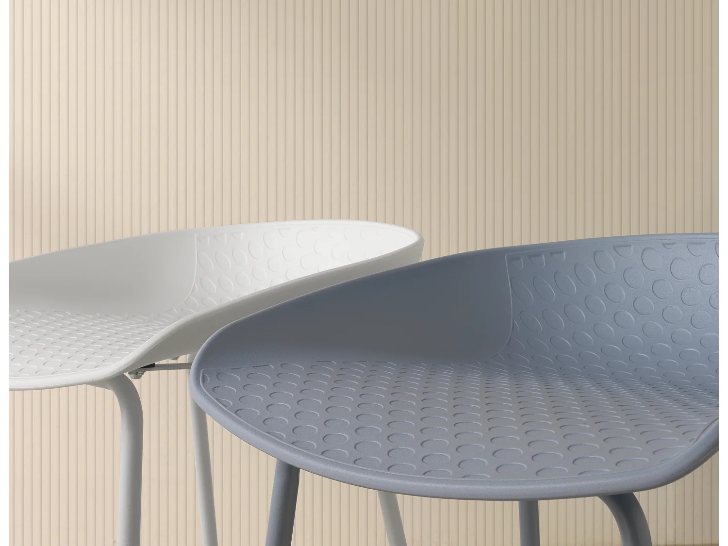 Conjunto de 2 bancos em polipropileno branco com pernas metálicas