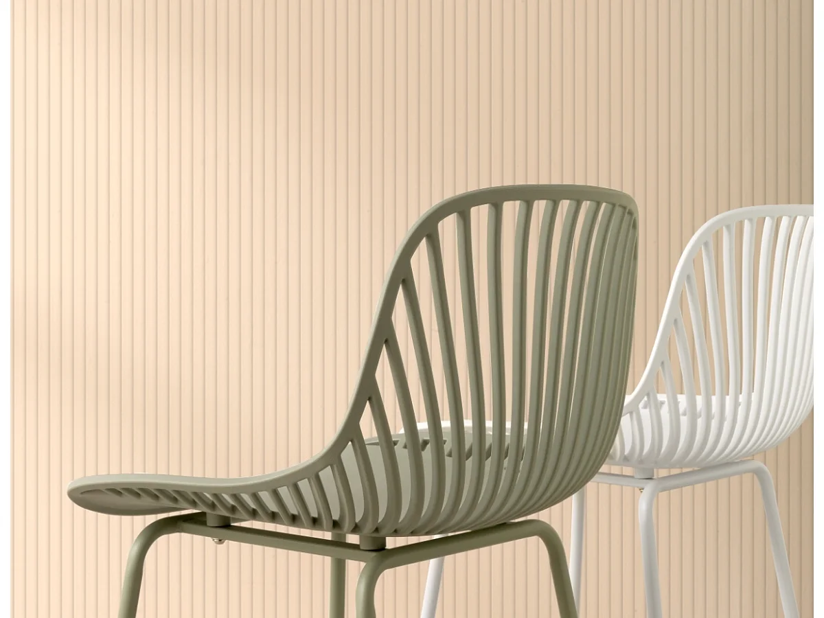 Lote 2 taburetes polipropileno color pistacho con patas metálicas