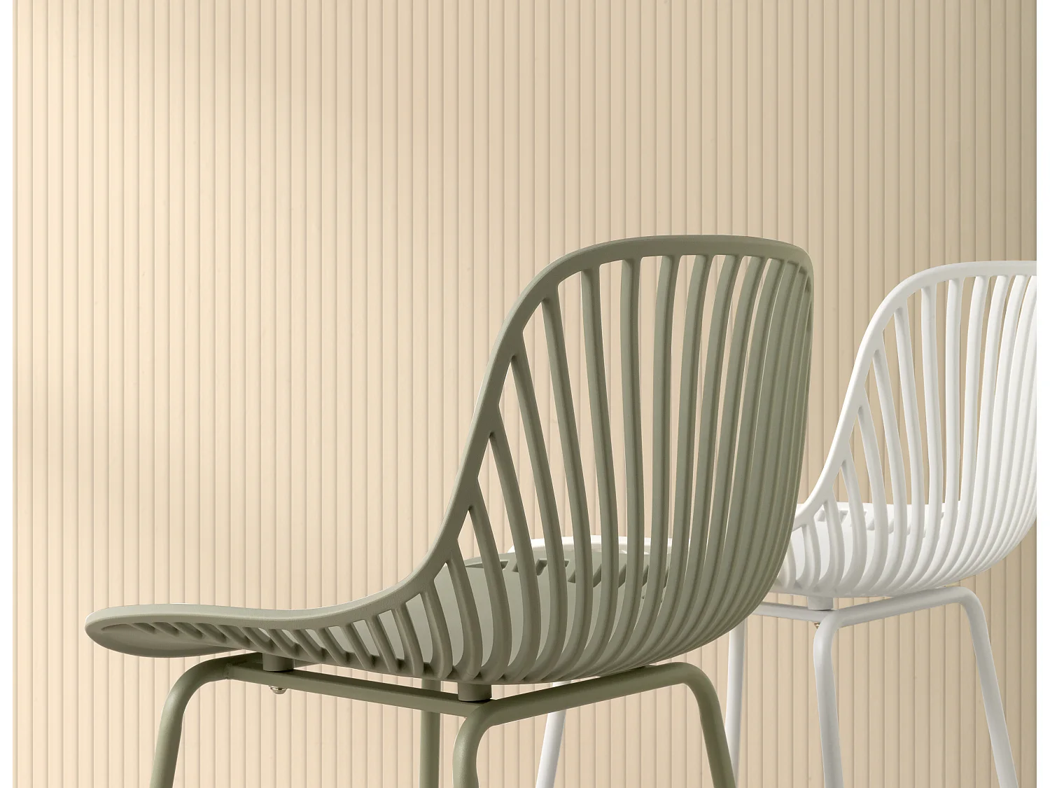 Set van 2 pistachekleurige polypropyleen krukken met metalen poten