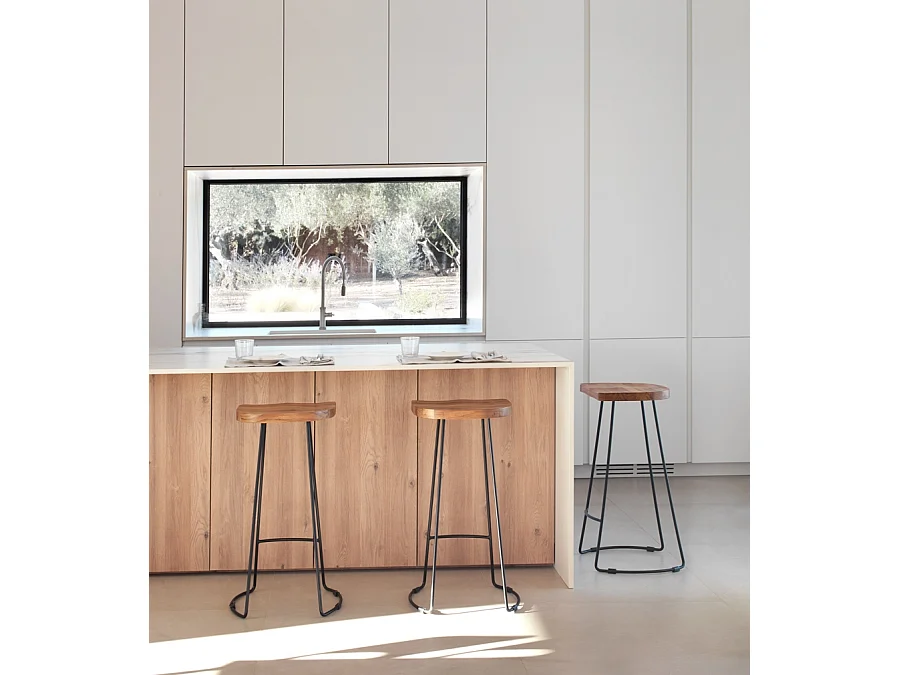 Hocker aus Akazienholz mit schwarzen Metallbeinen