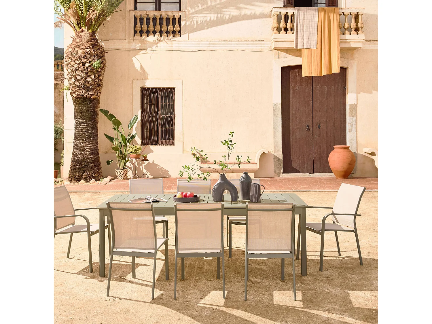 Table de jardin extensible aluminium + 10 assises aluminium et textilène kaki. 8 chaises. 2 fauteuils. 10 places. 290 x 100 x 75 cm