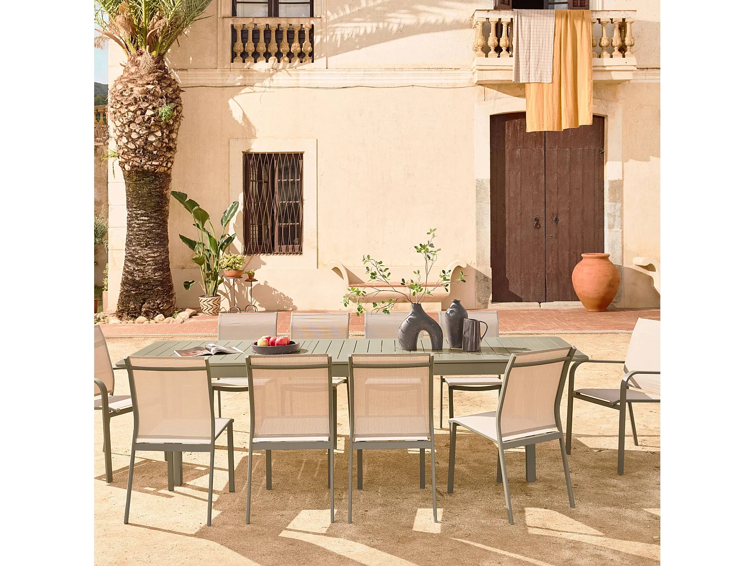 Table de jardin extensible aluminium + 10 assises aluminium et textilène kaki. 8 chaises. 2 fauteuils. 10 places. 290 x 100 x 75 cm
