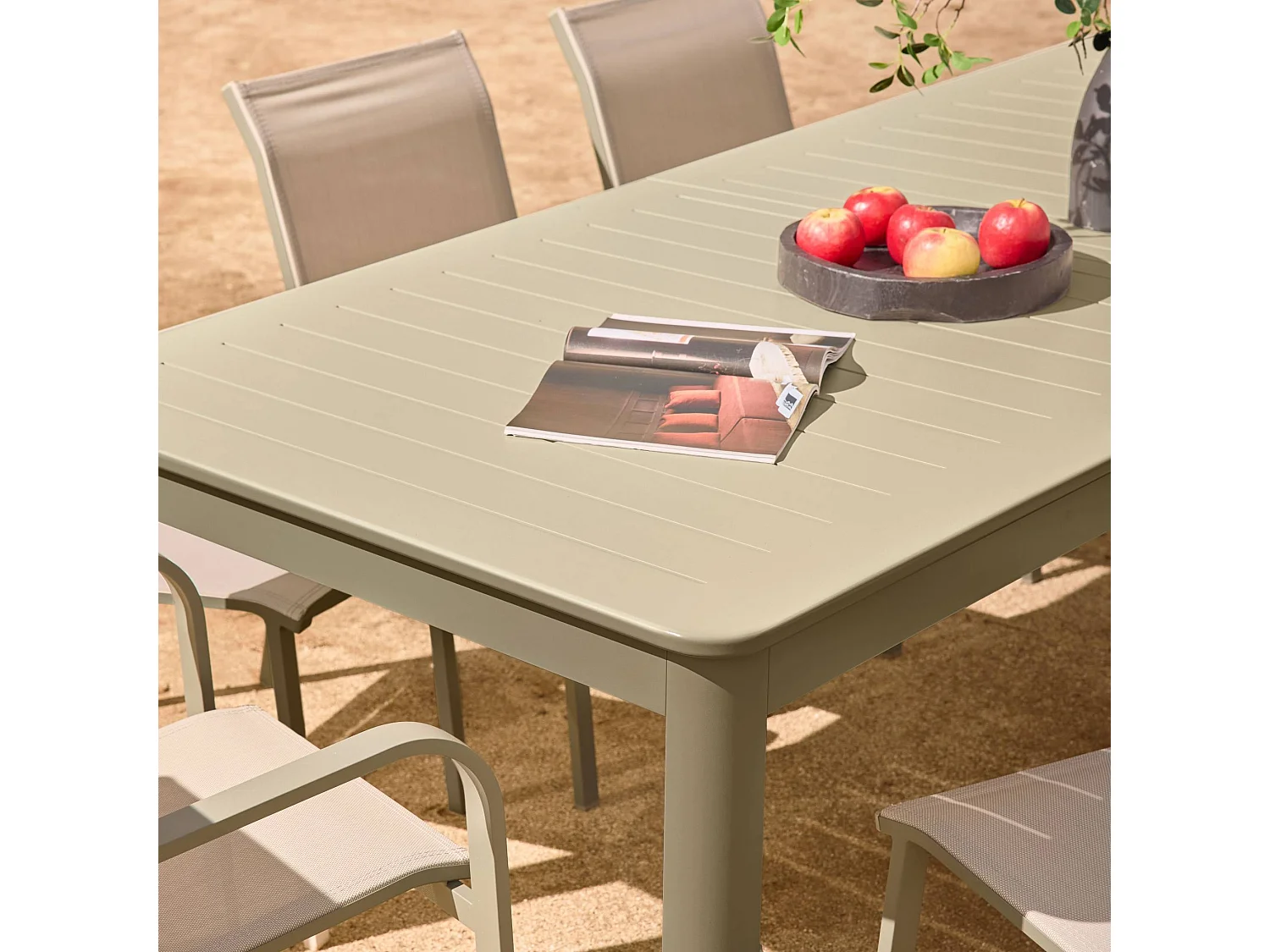 Table de jardin extensible aluminium + 10 assises aluminium et textilène kaki. 8 chaises. 2 fauteuils. 10 places. 290 x 100 x 75 cm