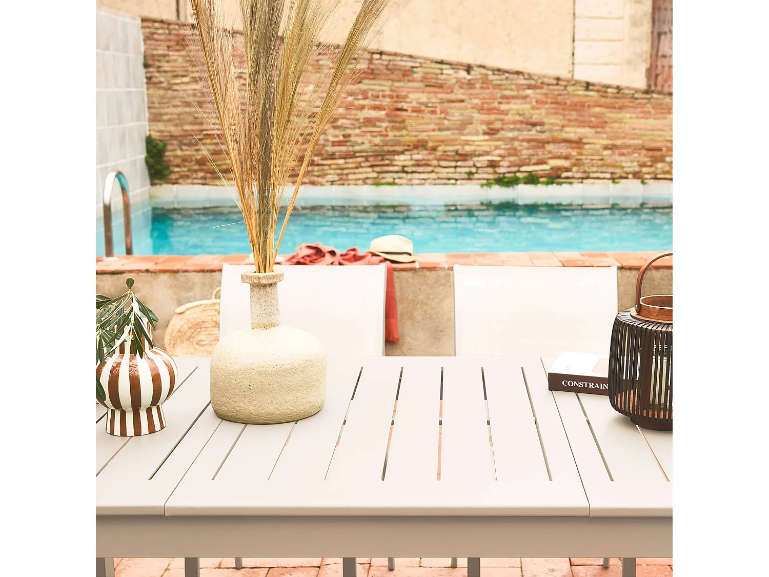 Mesa de jardín extensible de aluminio con 6 sillas beige