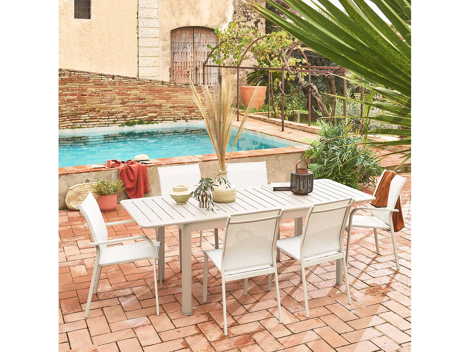 Table de jardin extensible aluminium + 6 assises beige. 4 chaises. 2 fauteuils. 6 places. textilène