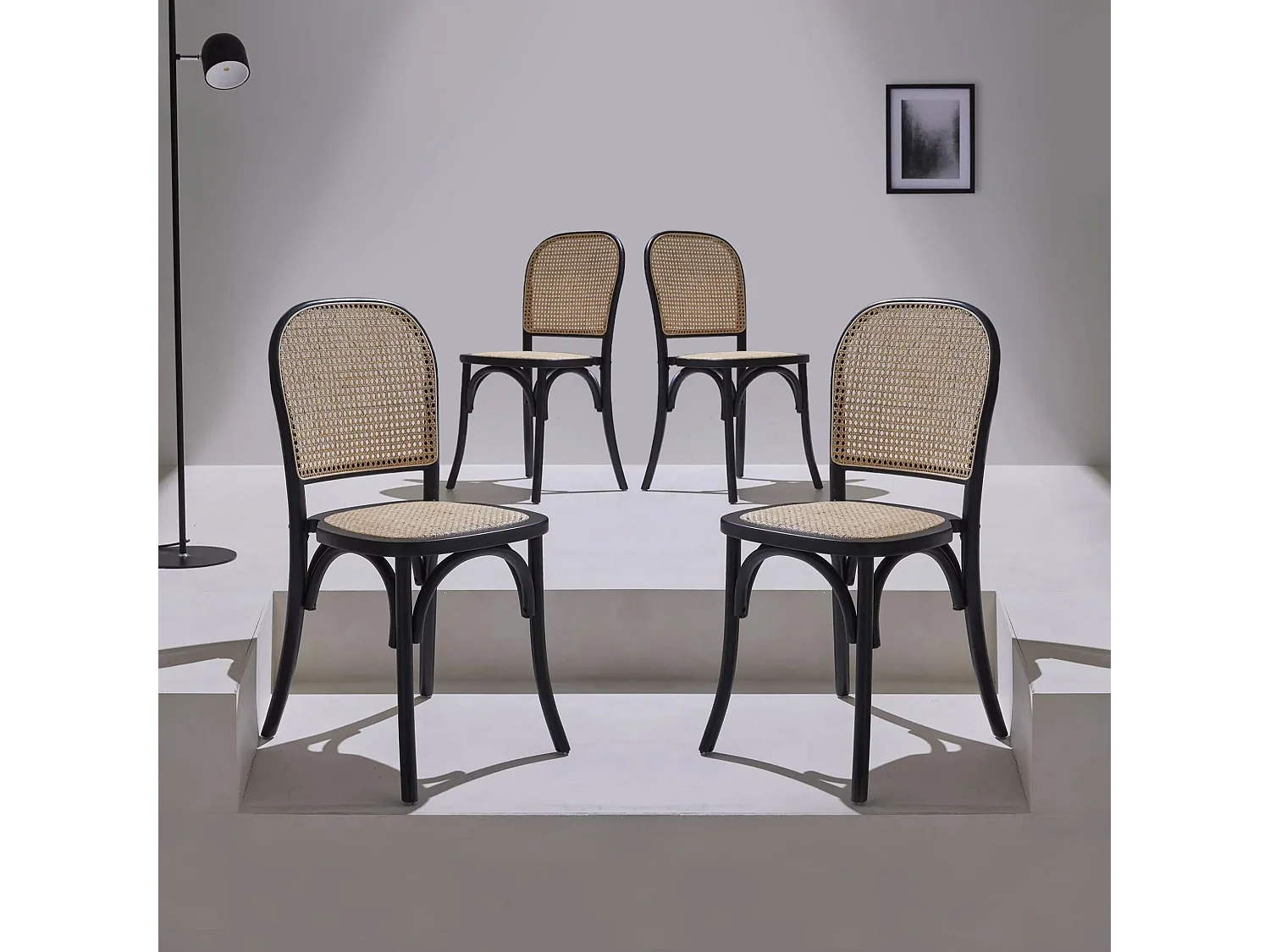 Lot de 4 chaises vintage en bois d'hévéa avec assise et dossier en rotin. coloris noir. L 44.5 x P 48 x H 89.5cm