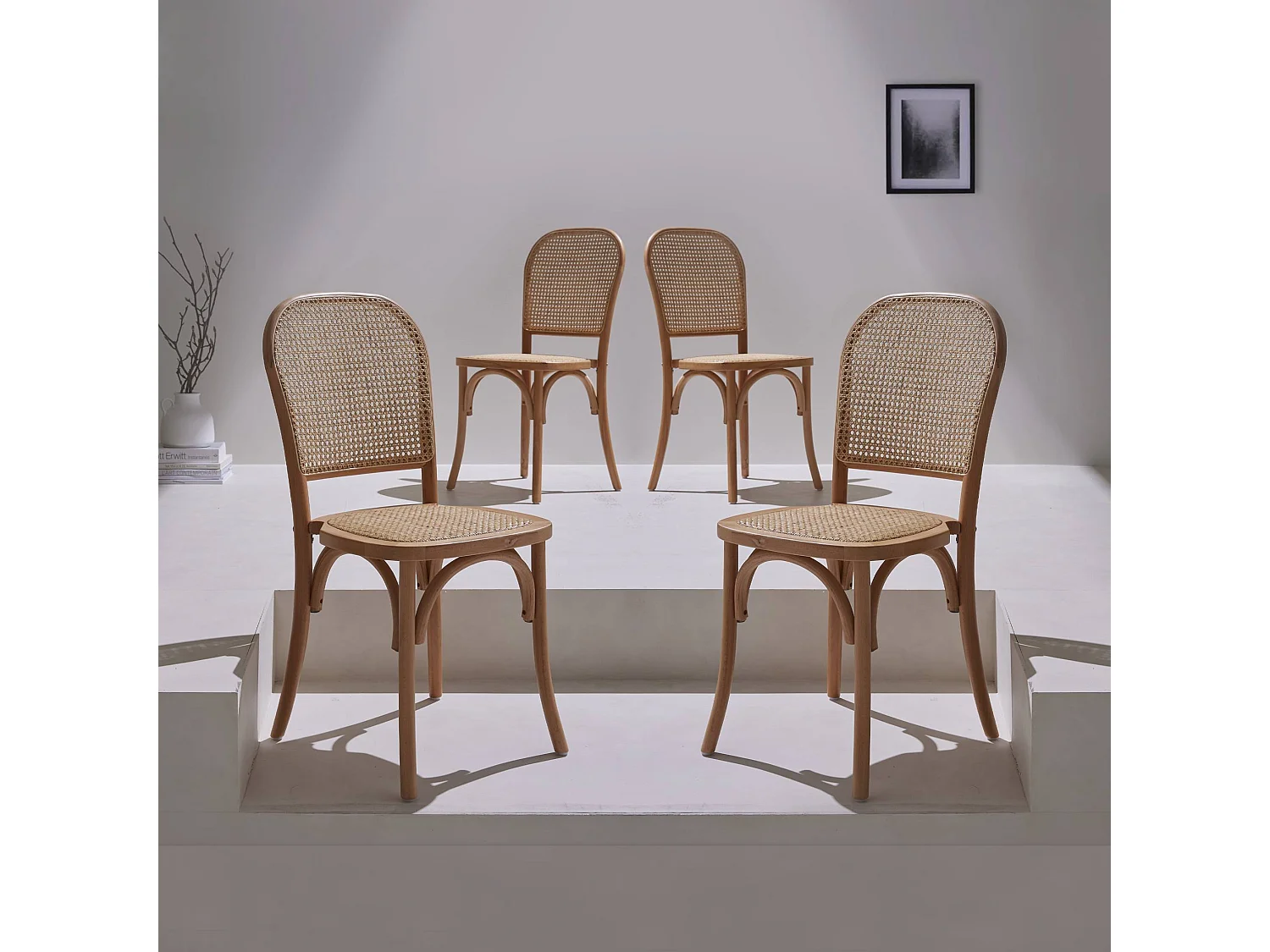 Lot de 4 chaises vintage en bois avec assise et dossier en rotin. coloris marron vieilli. L 44.5 x P 48 x H 89.5cm