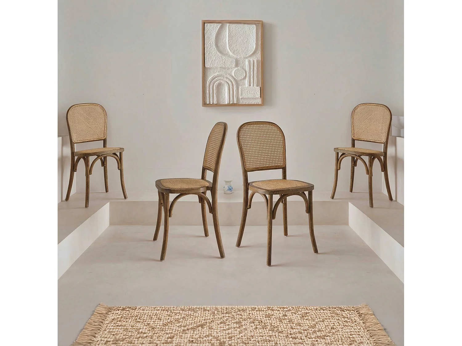 Lot de 4 chaises vintage en bois avec assise et dossier en rotin. coloris marron vieilli. L 44.5 x P 48 x H 89.5cm