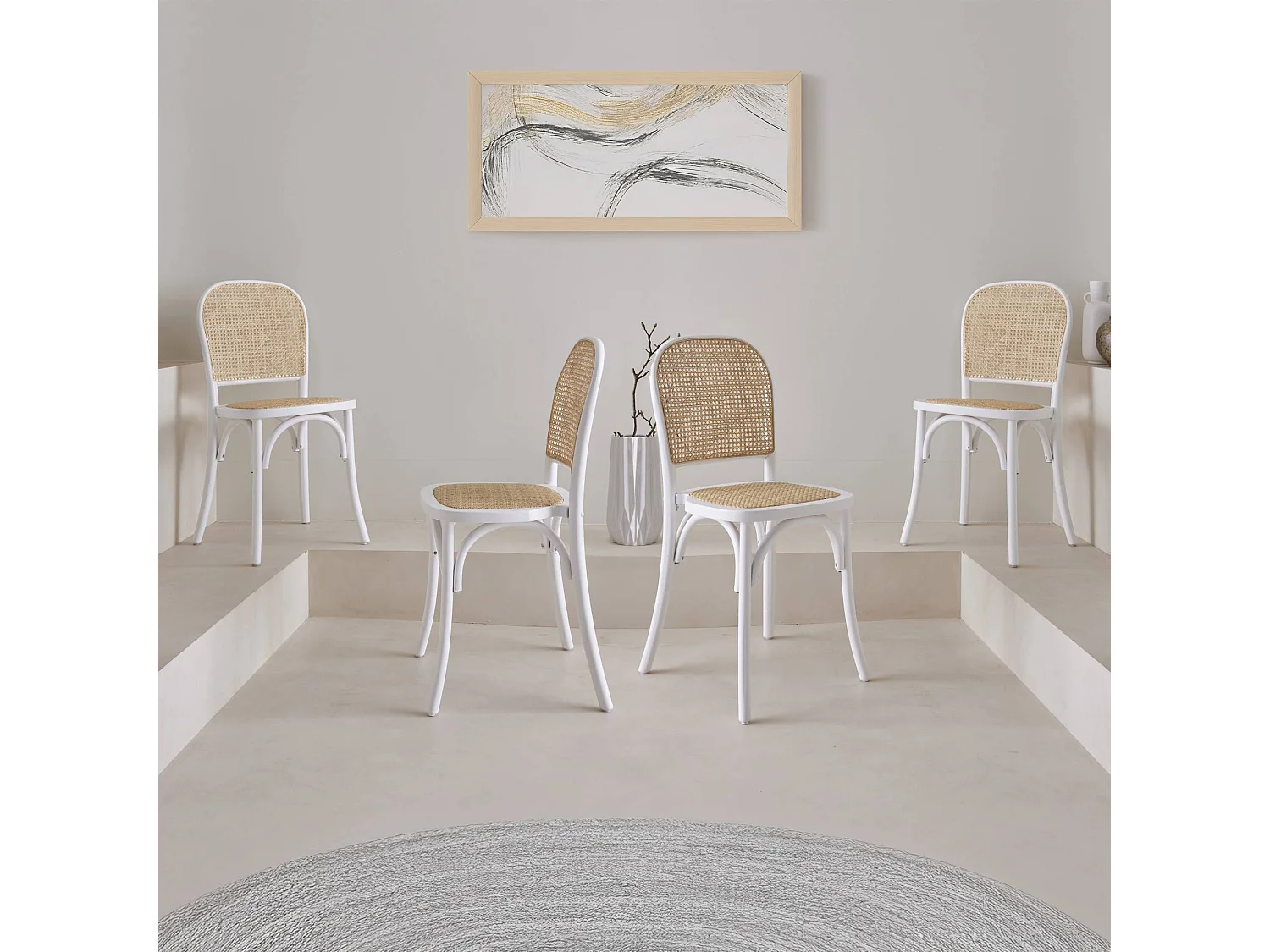 Lot de 4 chaises vintage en bois avec assise et dossier en rotin. coloris blanc. L 44.5 x P 48 x H 89.5cm