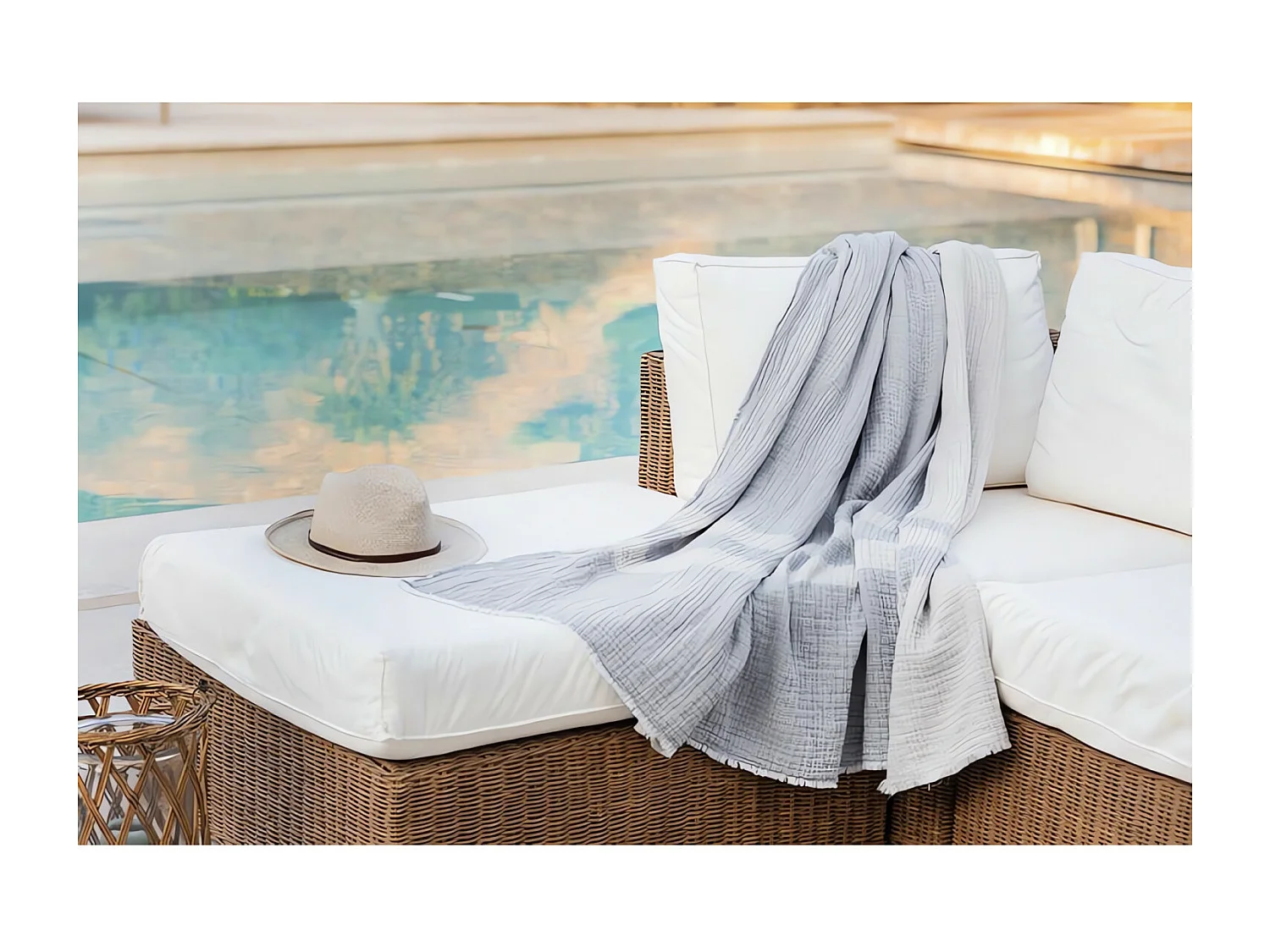 Plaid 150x200 cm en coton gaufré PIENZA naturel et eau de bleu, par Toison d'or