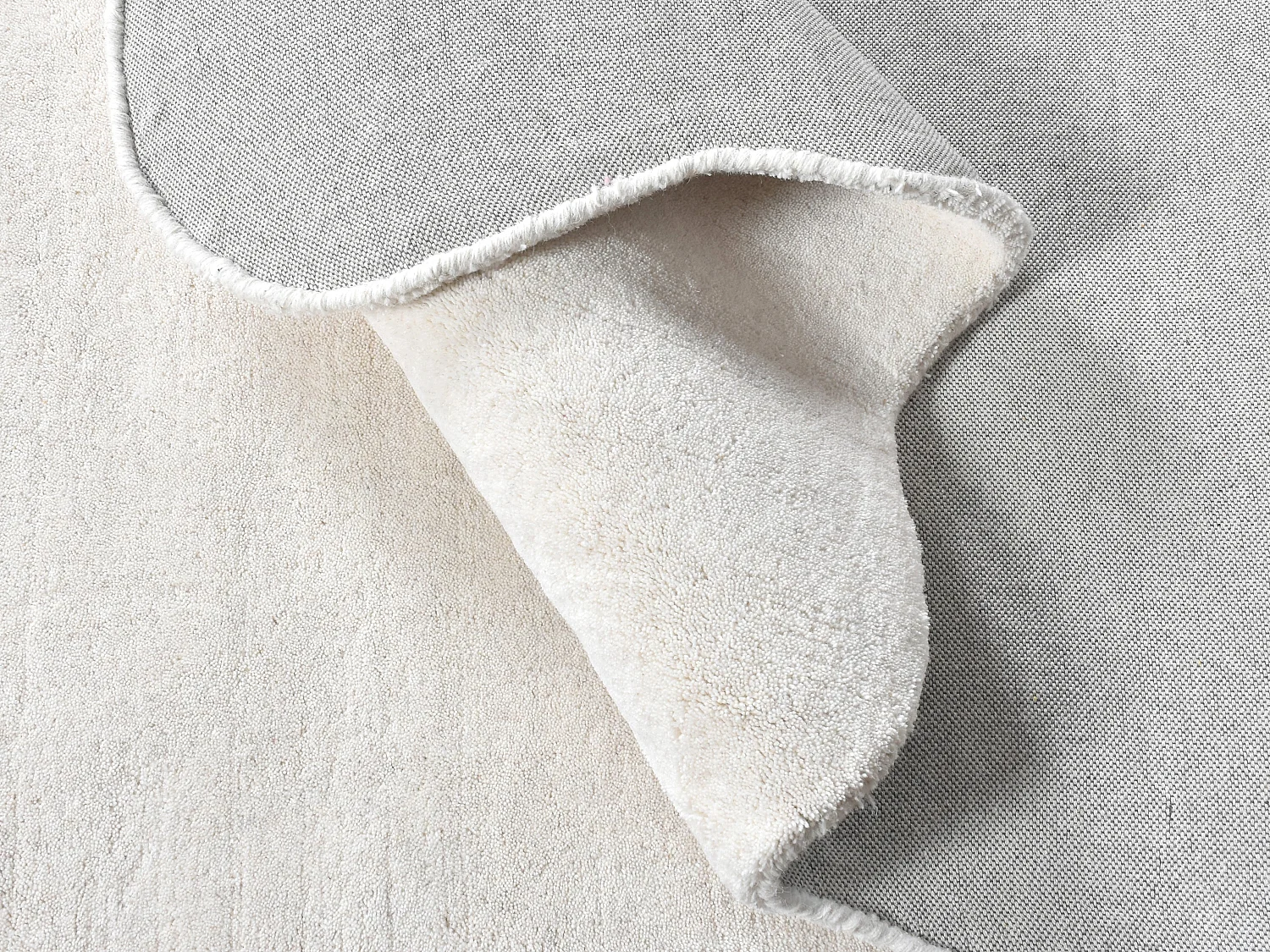 Tapis 100% laine tufté main bords ondulés - 160 x 230 cm - Ivoire - PRISMELA