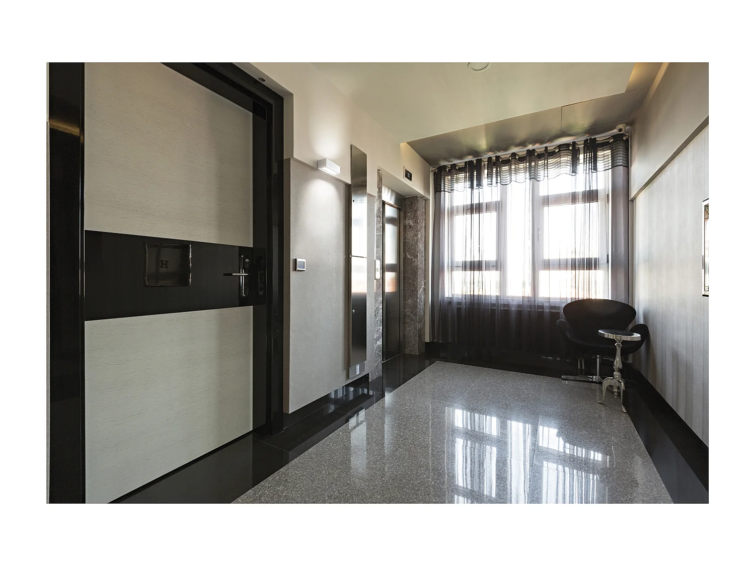 Aplique de pared IONA estilo moderno - L. 18 cm - LED SMD 13W- 1200lm y 3000K - aluminio y blanco - IP44 - up&down