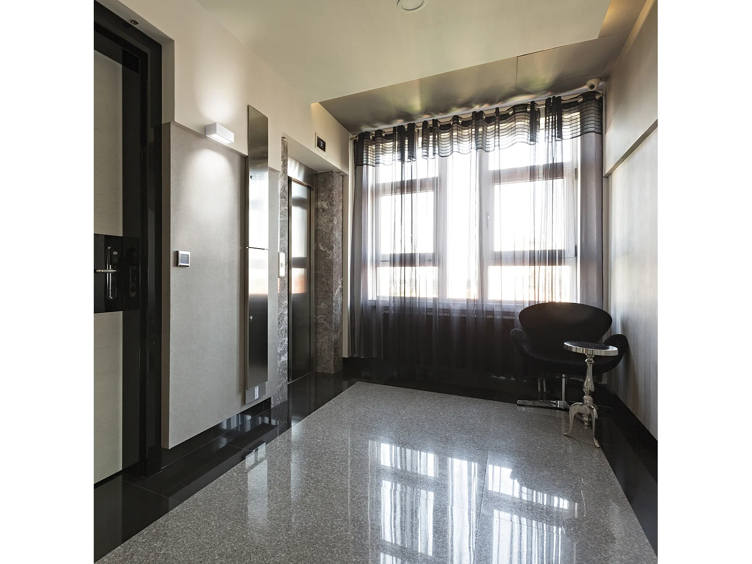 Aplique de pared IONA estilo moderno - L. 18 cm - LED SMD 13W- 1200lm y 3000K - aluminio y negro - IP44