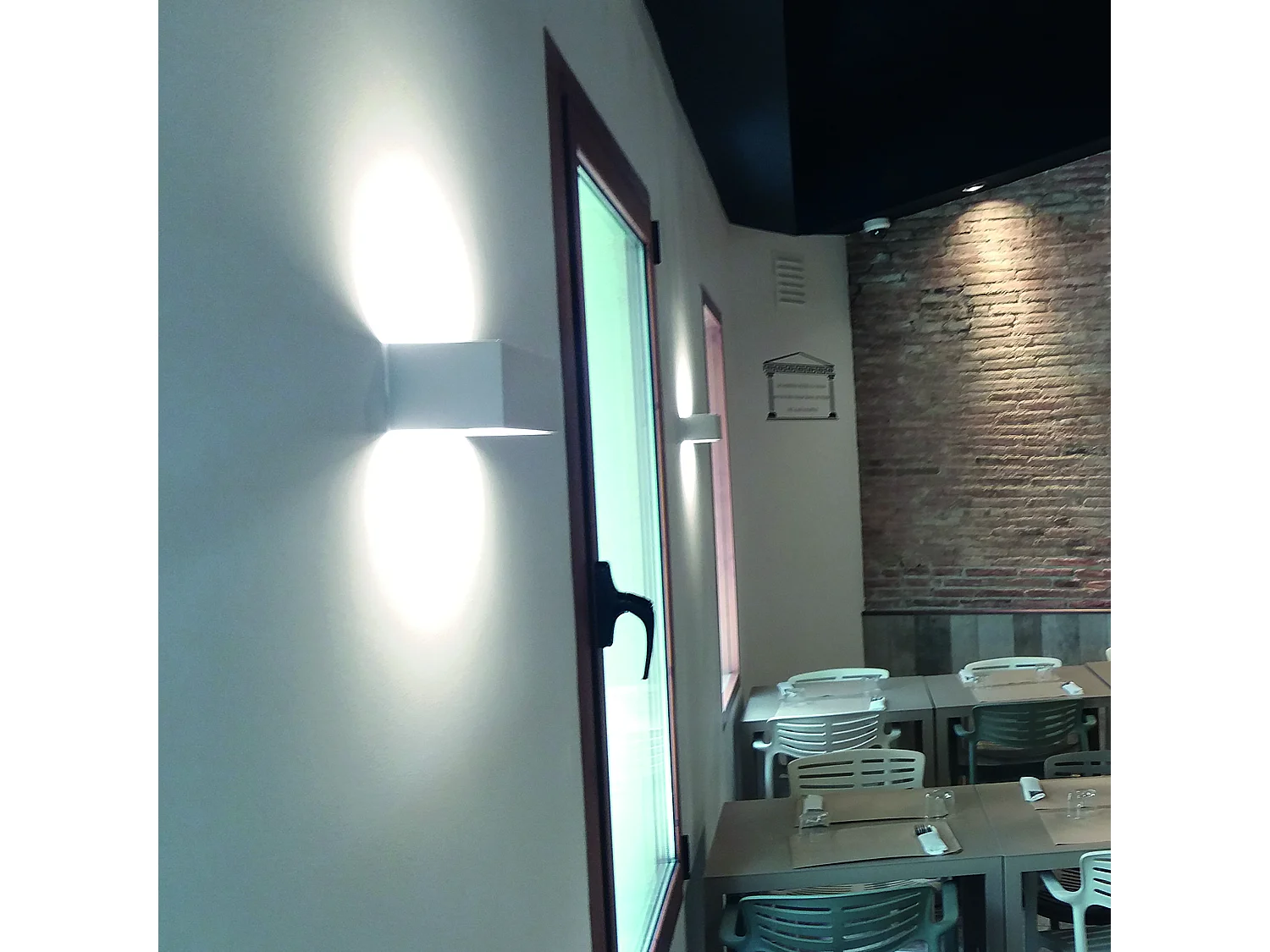 Aplique RETT estilo moderno - Comprimento 25 cm - LED SMD 8W - 790lm -3K - para cima e para baixo - alumínio - preto - IP20