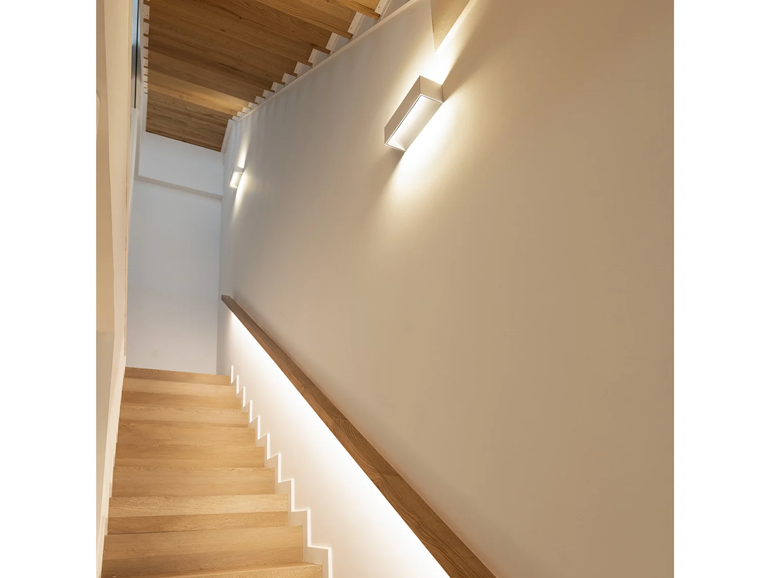 Aplique RETT estilo moderno - Comprimento 25 cm - LED SMD 8W - 790lm -3K - para cima e para baixo - alumínio - branco - IP20