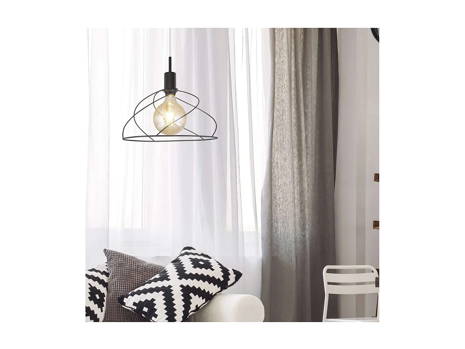 Colgante modelo Farrel acabado negro 25 cm(alto) 35 cm(ancho) 35 cm (fondo)