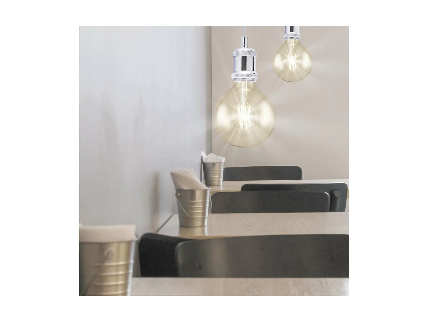 Colgante modelo Eduardo acabado cromo 14 cm(alto) 10 cm(ancho)10 cm(fondo